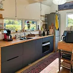 בית נופש Newly Built Tiny House With River Views Brenderup