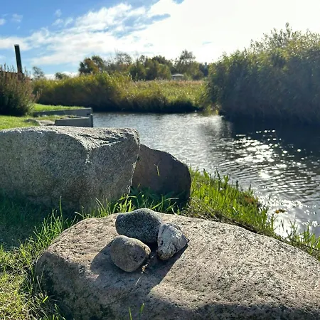 בית נופש Newly Built Tiny House With River Views Vedelshave